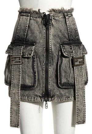 Mini-jupe en denim noir délavé taille haute avec fermeture éclair à l'avant, deux grandes poches à rabat et longues sangles de ceinture avec boucles métalliques.