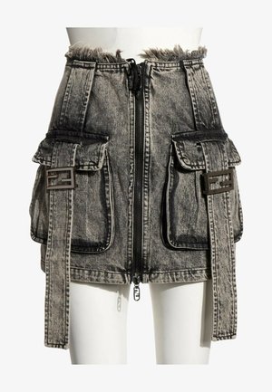 Mini-jupe en denim noir délavé taille haute avec fermeture éclair à l'avant, deux grandes poches à rabat et longues sangles de ceinture avec boucles métalliques.
