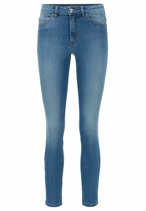 Vaqueros ajustados en denim azul claro con una textura desgastada. Presentan un diseño clásico de cinco bolsillos, lazos para el cinturón y cierre de botón en la parte delantera.