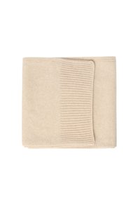 Béžová pletená deka s hladkou textúrou a rebrovaným akcentom. Obdĺžnikový tvar, starostlivo zložený, ukazujúci mäkkú priadzu a jednotný vzor.