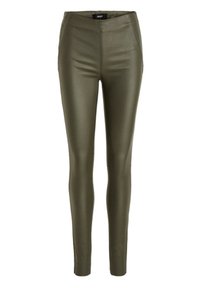 Leggings in ecopelle verde oliva con vita alta, vestibilità slim e superficie liscia. Non presentano hardware visibili o fantasie.