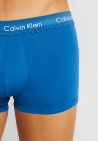Calvin Klein Underwear LOW RISE TRUNK STRETCH 3 PACK - Cuecas boxer - pink/blue/black