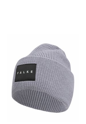 Bonnet tricoté gris clair avec revers plié, arborant un patch rectangulaire noir portant l'inscription "FALKE".