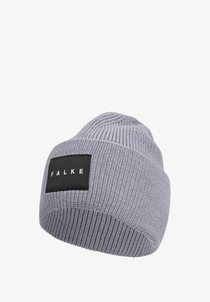 Lichtgrijze gebreide muts met opgevouwen boord en een zwart rechthoekig label met daarop "FALKE".