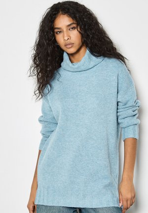 Pull bleu ciel, ample, avec un col cheminée haut, des poignets à côtes et un ourlet côtelé. Texture douce et silhouette décontractée, idéal pour le superposé.