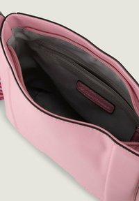 Roze synthetische handtas met een gladde oppervlakte, ritscompartimenten, donkergrijze voering en een klein logo label aan de binnenkant.