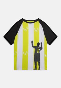 T-shirt pour enfants présentant un design en blocs de couleur avec des rayures jaunes et des manches raglan noires. Silhouette graphique avec le texte "Messi" en gras.