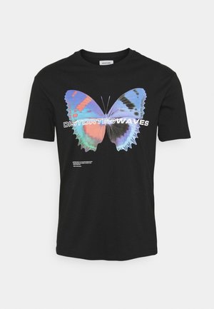 T-shirt noir à manches courtes avec un grand papillon multicolore et le texte "DISTORTED WAVES" sur les ailes.