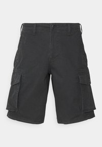 Pantalones cortos cargo negros hechos de una tela resistente, con bolsillos laterales, cierre de botón y un corte recto con detalles de costura.