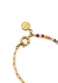 Pulsera de oro con un diseño de eslabones, cuentas facetadas de colores y una etiqueta redonda con la palabra "SINGULAR" grabada.