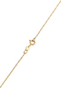 Collana in oro con design intrecciato, chiusura con moschettone e superficie liscia, con maglie uniformemente distanziate e minimalismo nei dettagli.