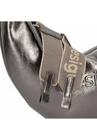 Bolso gris metálico con un acabado texturizado, que cuenta con una correa de tela en tono marrón claro grabada con la marca y acentos de cuero adyacentes.