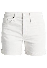Shorts de denim blanco con un dobladillo deshilachado, puños doblados, diseño de cinco bolsillos y cierre de botón de metal. La textura es suave con costuras visibles.