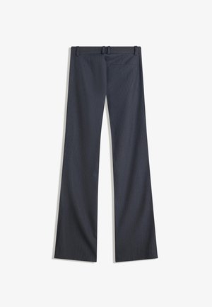 Pantaloni a righe sottili blu navy con passanti per cintura e una tasca posteriore singola, mostrati distesi su uno sfondo bianco.
