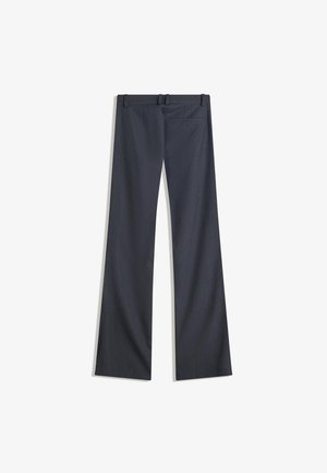 Pantaloni a righe sottili blu navy con passanti per cintura e una tasca posteriore singola, mostrati distesi su uno sfondo bianco.