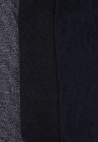 Drei Paar Socken in unterschiedlichen Schattierungen: hellgrau, dunkelgrau und schwarz. Stricktextur, glatte Oberfläche, ohne sichtbare Muster oder Akzente.