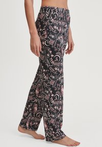 Luchtige, zwarte en roze pyjamabroek met bloemenpatroon, voorzien van een rekbare tailleband, wijde benen en een zachte stof.