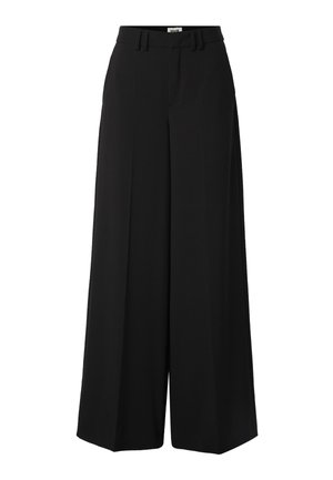 Černé kalhoty s širokými nohavicemi, průvleky na pásek, zapínáním na knoflíky vpředu a vyžehlenými záhyby po celé délce nohavic.