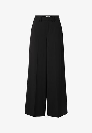 Černé kalhoty s širokými nohavicemi, průvleky na pásek, zapínáním na knoflíky vpředu a vyžehlenými záhyby po celé délce nohavic.