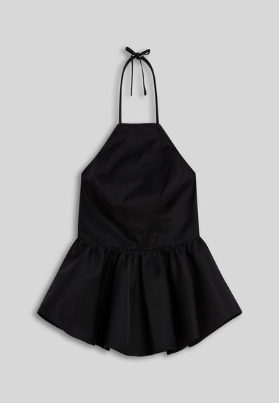 Robe noire sans manches à col licou avec un nœud au cou et une jupe évasée et froncée sur fond gris.