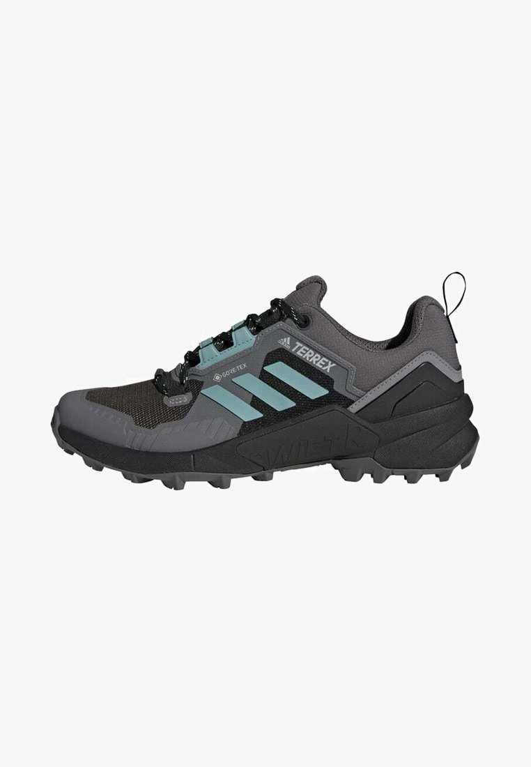 Chaussures de trail noires et grises avec une tige texturée, des accents bleus et une semelle extérieure robuste pour l'adhérence. Comprend GORE-TEX pour l'imperméabilité.