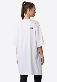 The North Face ESSENTIAL OVERSIZE TEE DRESS - Vestido ligero - tnf white