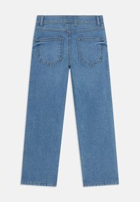 Vaqueros de mezclilla azul claro con un diseño de pierna recta, que cuentan con dos bolsillos traseros y una textura limpia y sin adornos.
