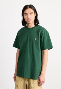 Carhartt WIP CHASE - Basic póló - sycamore tree/gold