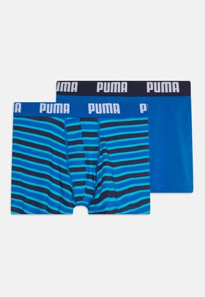 Zwei Paare Herrenboxershorts. Eine hat blau-schwarze horizontale Streifen, die andere ist einfarbig blau. Beide haben einen elastischen Taillenbund mit Markenlogo.