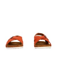 Deux sandales en suede orange avec des sangles croisées, des semelles intérieures marron et des semelles extérieures en caoutchouc blanc. Présente un accent métallique décoratif sur le côté.