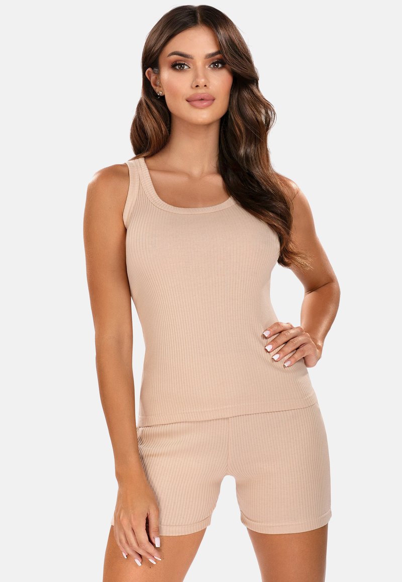 Beige bordázott ujjatlan felső és rövidnadrág szett. A felső lapos nyakú, a rövidnadrág pedig formázott kialakítású. Sima textúrájú és rugalmas anyagból készült.