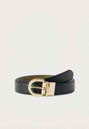 Ceinture en cuir noir texturé avec une boucle arrondie dorée à motif, enroulée et présentée sur un fond blanc.