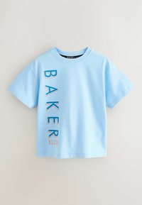 Hele sinine lühikeste varrukatega T-särk, valmistatud puuvillast. Omab vertikaalset tekstidisaini tumedas sinises ja oranžis, millel on kirjaga „BAKER” ning allpool „by TED BAKER”.