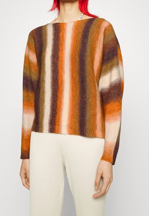 Gestreifter Pullover in Orange-, Braun- und Cremetönen. Weicher Stoff mit einem Bootsausschnitt und leicht verkürztem Design. Lange Ärmel mit gerippten Bündchen.