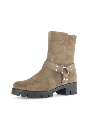 Ankelstøvletter i ruskind i taupe, med en bred rem med metalring som accent, notched såle og blokhæl for ekstra stabilitet.