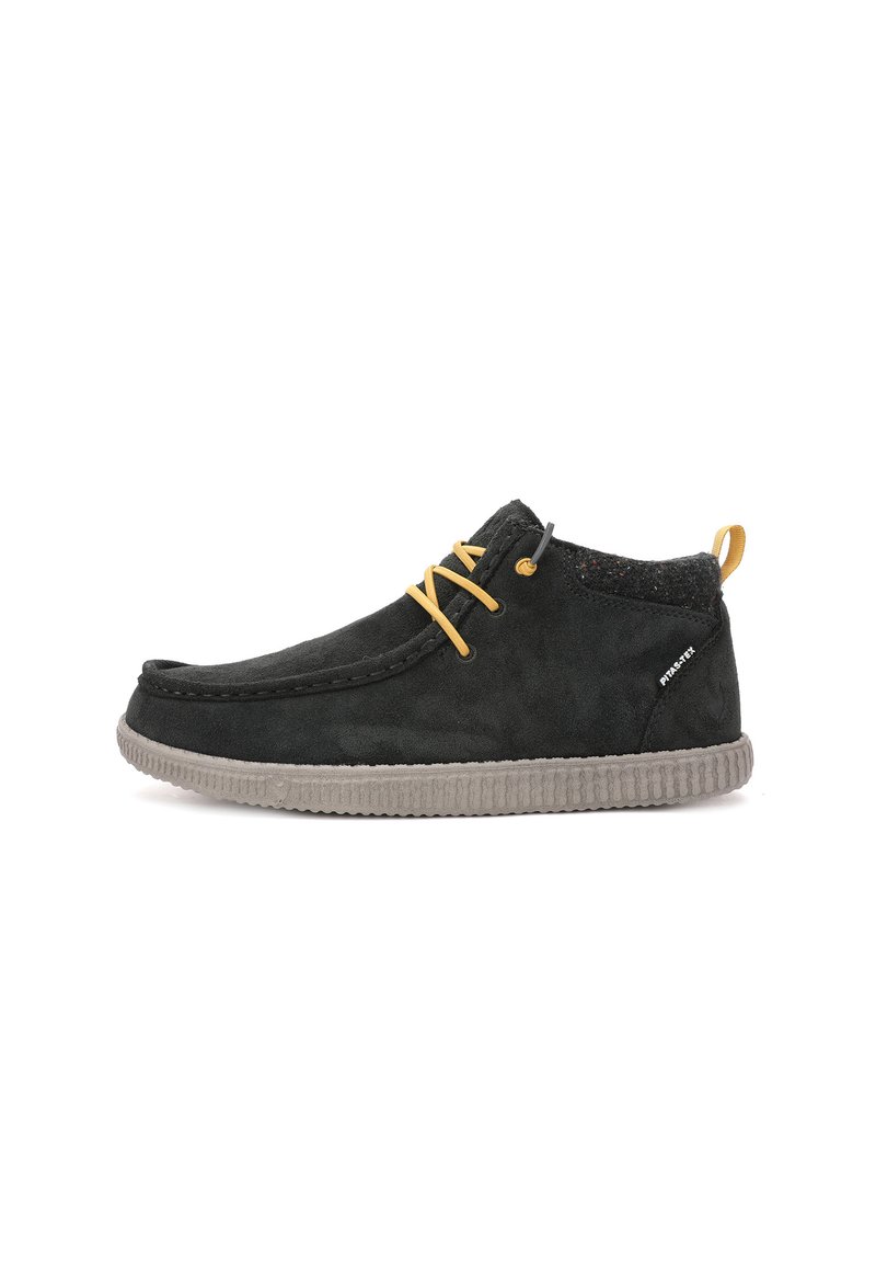 Zapato casual de ante negro con cordones amarillos, suela gris y cuello acolchado en el tobillo que presenta textura de tela y una lengüeta en la parte posterior.
