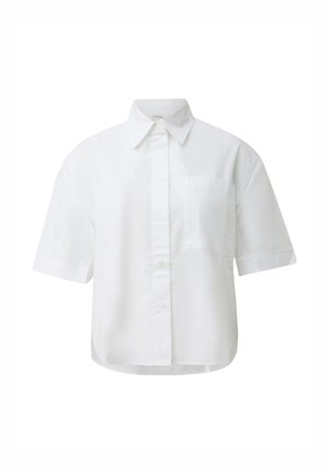 Weißes kurzärmeliges Hemd mit Knopfleiste, Kragen und Brusttasche, lockere Passform, schlichtes Design, auf weißem Hintergrund dargestellt.