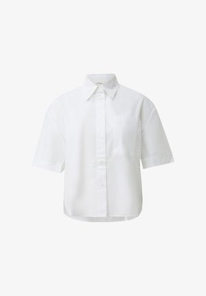 Biała, krótka koszula na guziki z kołnierzykiem i kieszenią na piersi, luźny krój, jednolity wzór, prezentowana na białym tle.