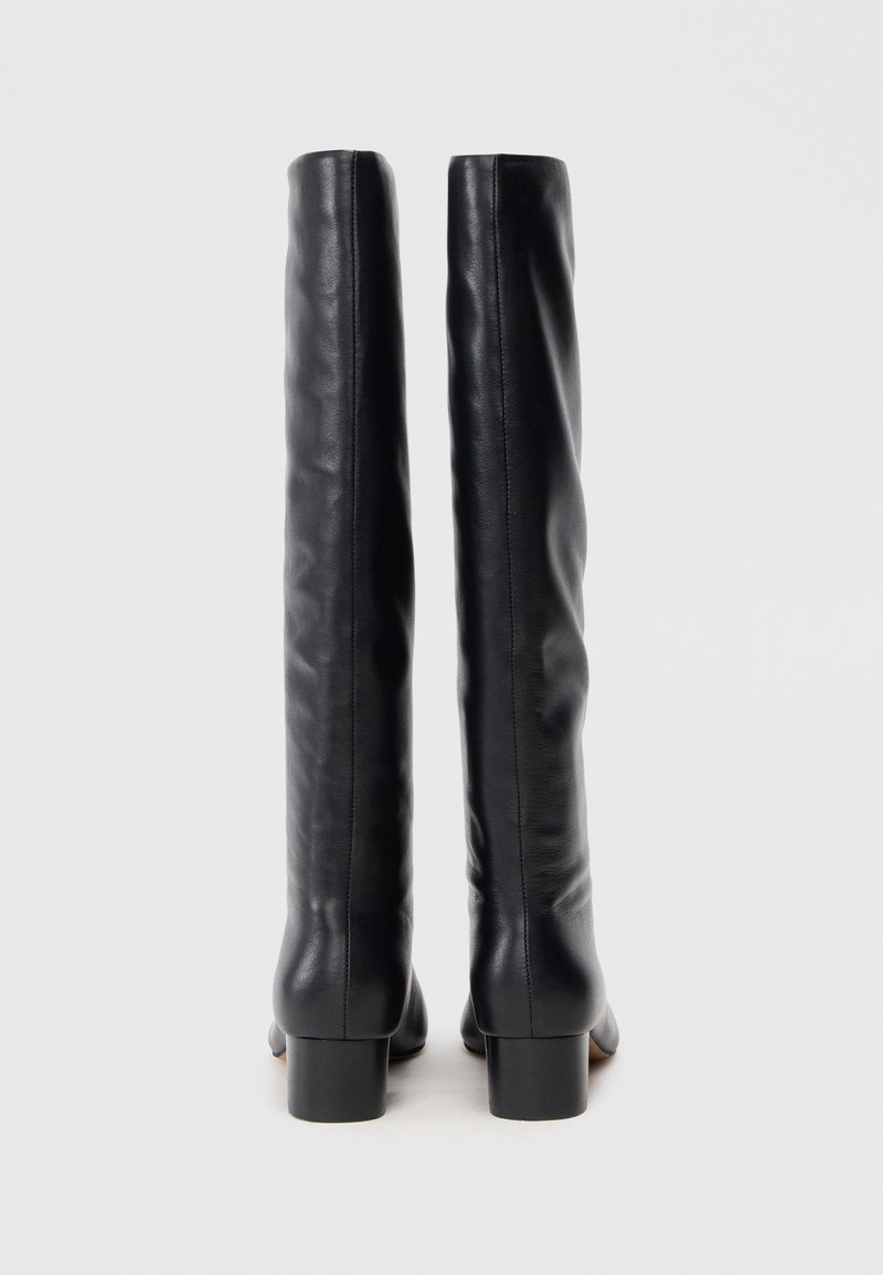 Schwarze knielange Stiefel aus glattem Leder, mit einer enganliegenden Passform, leichtem Sitz und quadratischen Absätzen. Keine sichtbaren Beschläge oder Muster.