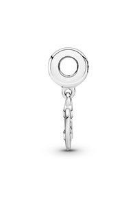 Prívesok z sterlingového striebra s hladkým oválnym vrchom a prázdnym stredom. Pripojený malým, lesklým článkom reťaze. Polished finish.