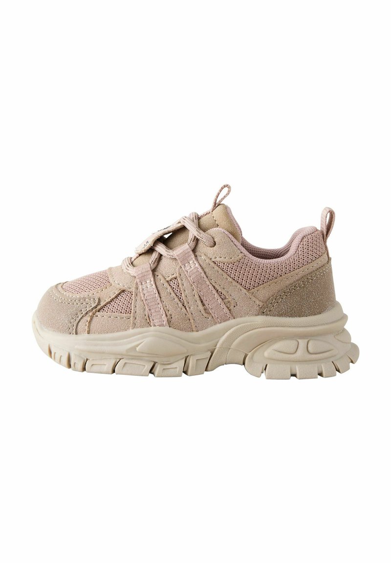 Chaussure de sport rose avec une tige en suède texturé et en mesh, lacets élastiques et une semelle en caoutchouc bulbeuse pour une adhérence et un confort optimal.