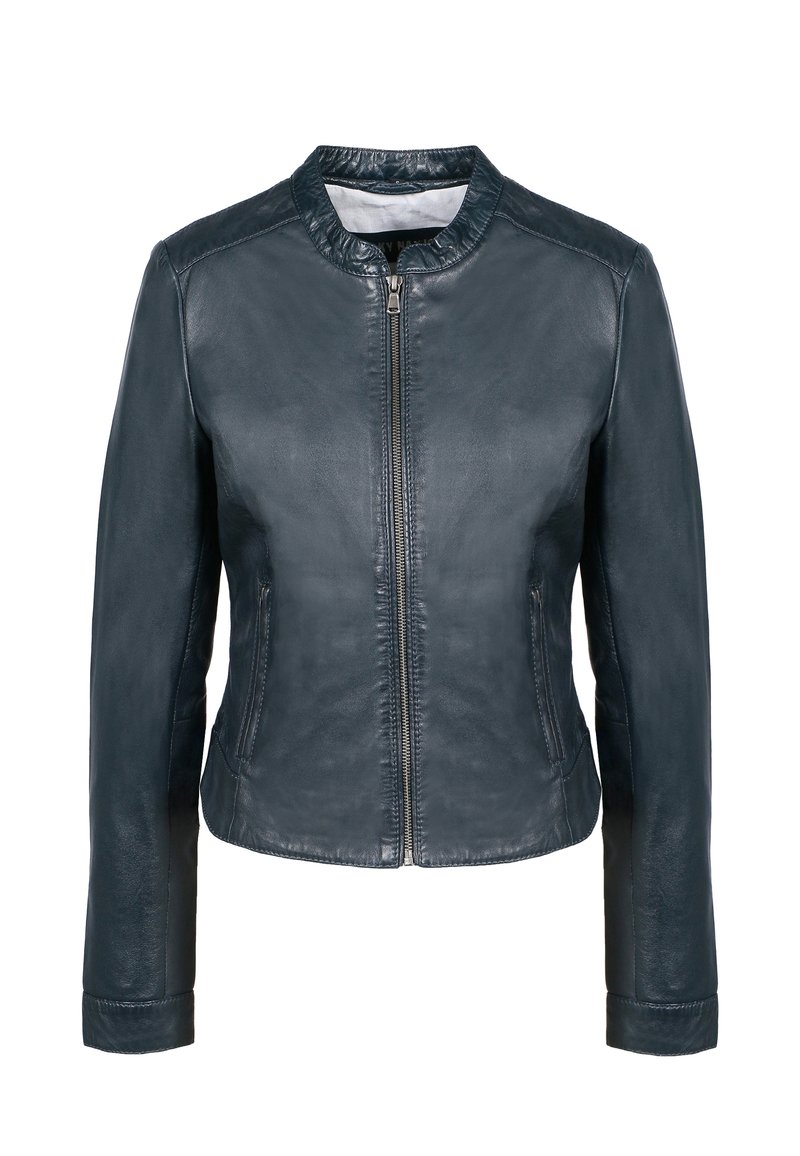 Giacca in pelle blu scuro con collo rotondo, chiusura frontale con zip e tasche laterali; texture liscia e design aderente.