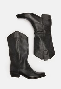 Czarne kowbojskie buty ze skóry z zaostrzonymi noskami, przeszyciami i pętelkami do ściągania. Krótkie, blokowe obcasy i gładkie wykończenie charakteryzują ten design.