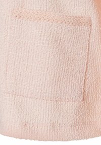 Hellrosa Badekåpe aus textured Stoff mit weicher, geschlungener Oberfläche; verfügt über eine aufgenähte Patch-Tasche mit geflochtenem Akzent.