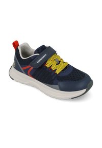 Zapatilla deportiva azul con parte superior de malla, acentos rojos y amarillos, correa de Velcro, suela acolchada y suela exterior con agarre texturizado.
