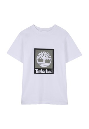 Maglietta bianca a maniche corte con logo Timberland centrato, che presenta un albero stilizzato all'interno di un quadrato e il nome del marchio sotto.