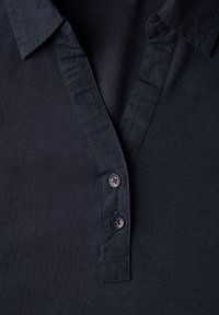 Marineblauwe poloshirt met een kraag, knoopsluiting met twee knopen en een glad, textuurstof.
