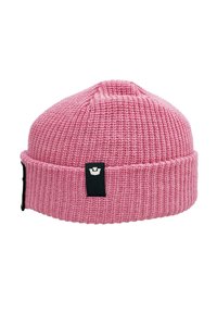 Berretto lavorato a maglia rosa con texture a coste, caratterizzato da una visiera piegata e un'etichetta nera sul lato con un logo bianco.