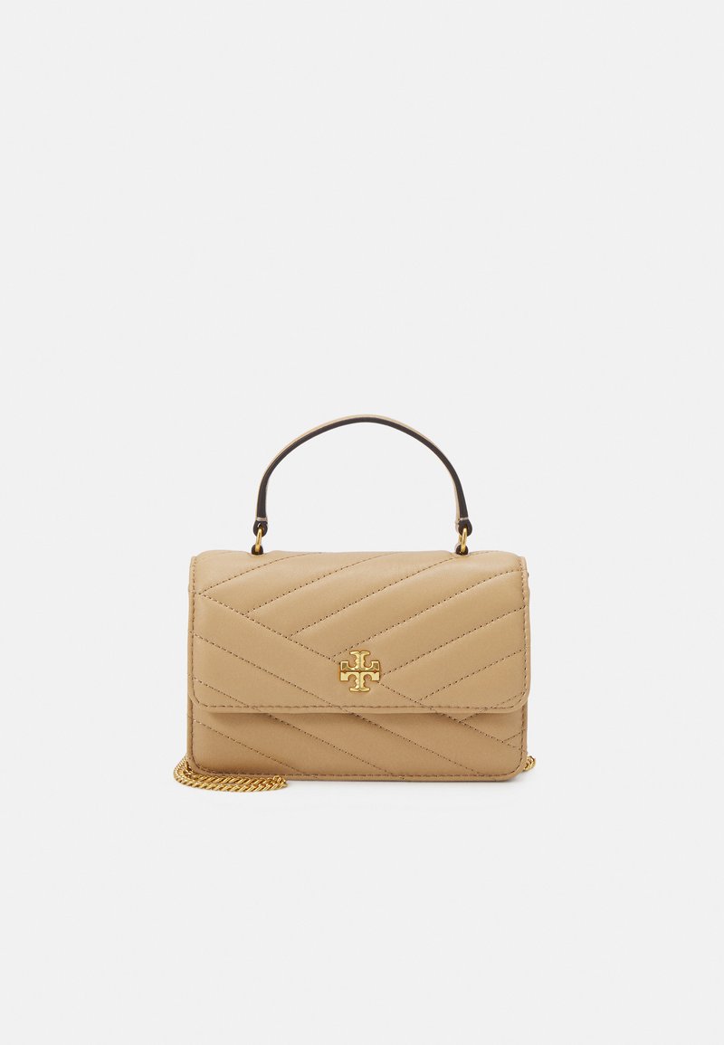 Tory Burch - KIRA CHEVRON MINI TOP HANDLE CHAIN WALLET - Handväska - desert dune, Förstora