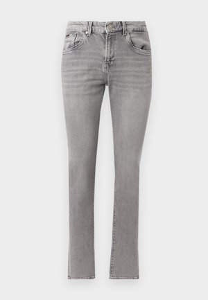 Blugi gri slim-fit din denim cu buzunare frontale, bucle pentru curea și închidere cu nasture pe un fundal alb.